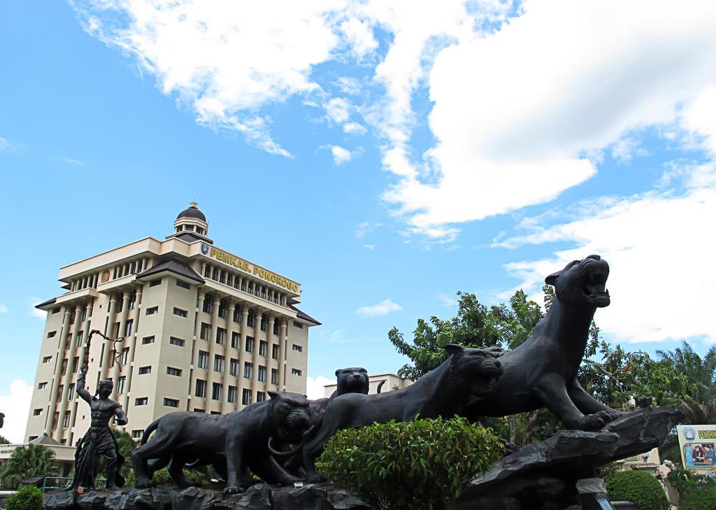 Maesa Hotel Ponorogo Exterior photo