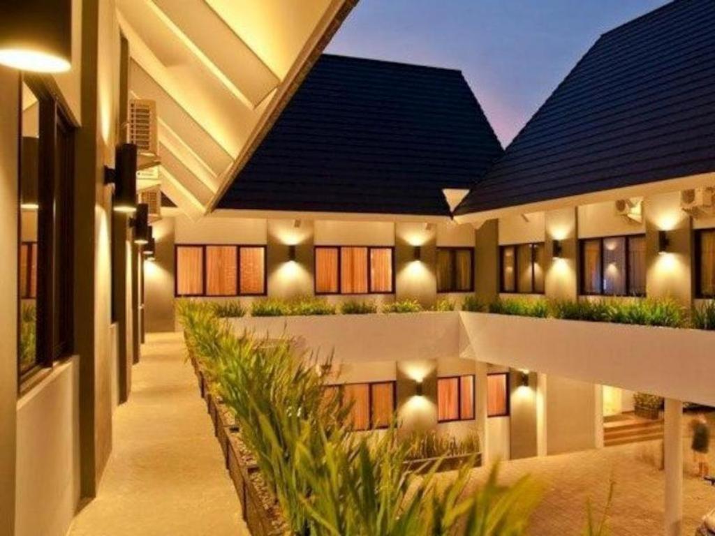 Maesa Hotel Ponorogo Exterior photo
